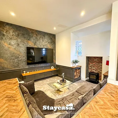 5br Jacuzzi, Garden & Parking Manchester