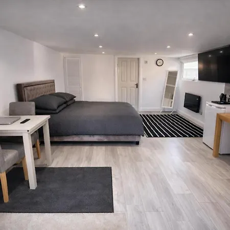 Гостевой дом Modern With Private Entrance Манчестер