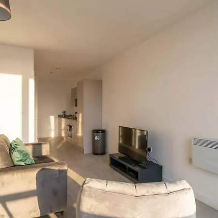 Modern In Salford Great Views *