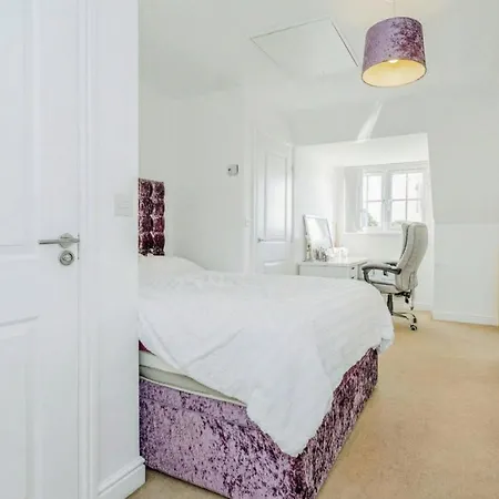 Family-Friendly 4-Bedroom House In Moston With Parking And Garden