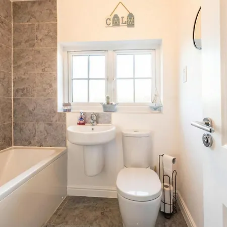 Family-Friendly 4-Bedroom House In Moston With Parking And Garden Casa de Férias Manchester