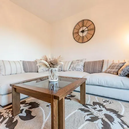 Spacious 4-bedroom In Moston, * Μάντσεστερ