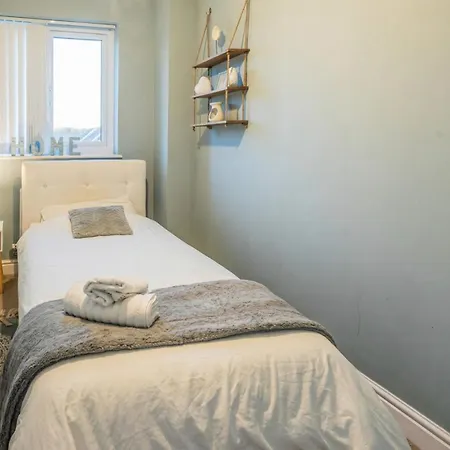 Сasa de vacaciones Family-friendly 4-bedroom House In Moston With Parking And Garden