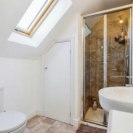 Family-friendly 4-bedroom House In Moston With Parking And Garden Сasa de vacaciones *