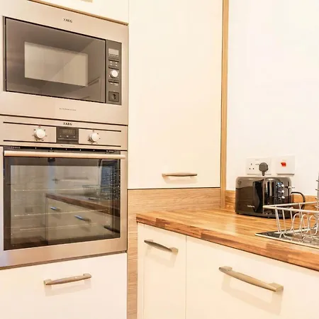Сasa de vacaciones Spacious 4-bedroom In Moston, Mánchester