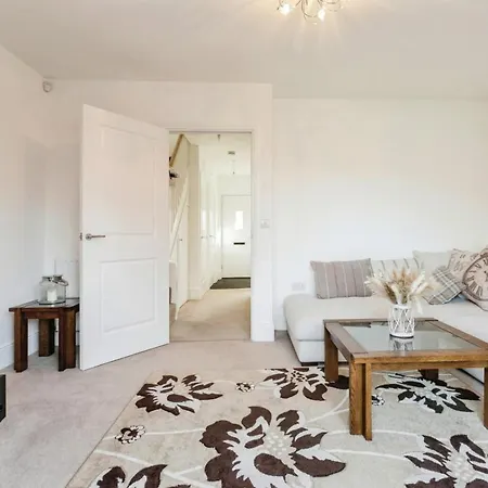 Spacious 4-bedroom In Moston,