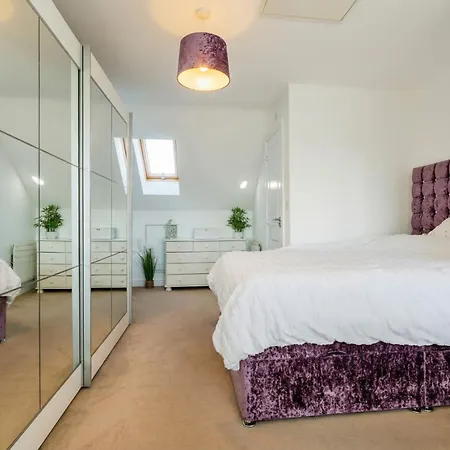 Spacious 4-bedroom In Moston, Сasa de vacaciones