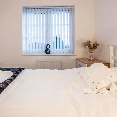 בית נופש Spacious 4-bedroom In Moston, מנצ'סטר