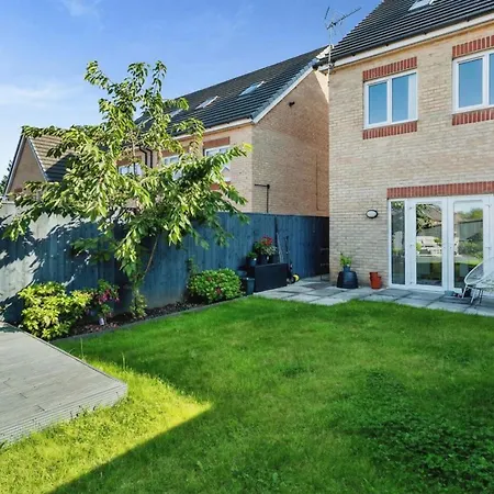 Spacious 4-bedroom In Moston, Casa de Férias Manchester