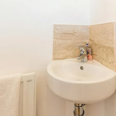 Spacious 4-bedroom In Moston, Casa de Férias Manchester