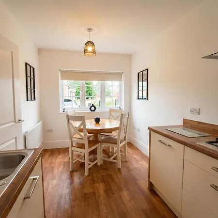 Сasa de vacaciones Spacious 4-bedroom In Moston, Mánchester