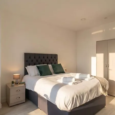 Modern In Salford Great Views *