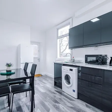 Vakantiehuis Fun & Spacious 3Bed L Pool Table & Pingpong Table *