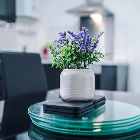 Fun & Spacious 3Bed L Pool Table & Pingpong Table *