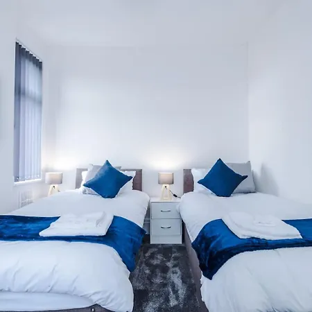 Fun & Spacious 3Bed L Pool Table & Pingpong Table Manchester