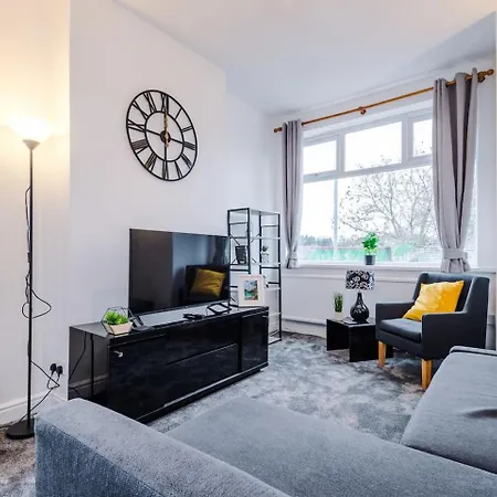 Fun & Spacious 3bed L Pool Table & Pingpong Table Manchester