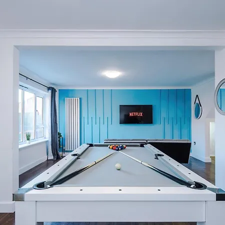 New Spacious House, Pool Table, Driveway Parking And Ps4 Дом отдыха Манчестер