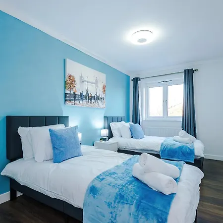 Ferienhaus New Spacious House, Pool Table, Driveway Parking And Ps4 Manchester