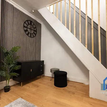 Modern Townhouse-free Parking-game Room-w-ifi *