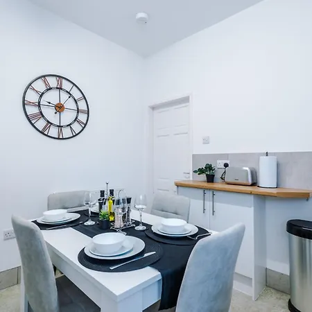 New Large 4 Bedroom House, Sleeps 9, Games Room, Free Parking, Ps4 Manchester