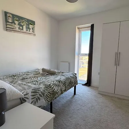 Joyful Management - A Mordern Semi-detached House With 3 Bedroom