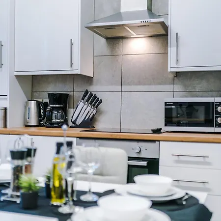 New Large 4 Bedroom House, Sleeps 9, Games Room, Free Parking, Ps4 *