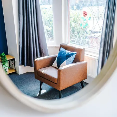New Large 4 Bedroom House, Sleeps 9, Games Room, Free Parking, Ps4 *