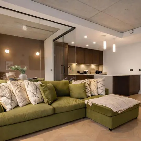 Daire Tranquil Luxury Suite I 2Br I City Views I Sleeps 4 *