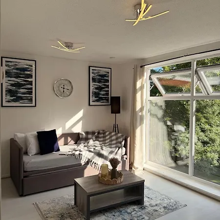 Manchester Apartment Near Old Trafford - Free Parking - Sleeps 4 * مانشستر