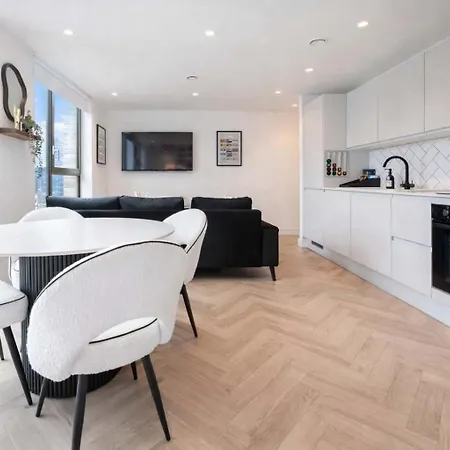 Supernova Suite I Luxury 2Br I Private Balcony I City Centre Apartment *