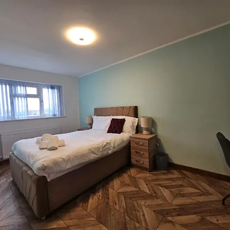 Near Old Trafford Modern 4br House For 7 Guests بيت للعطل