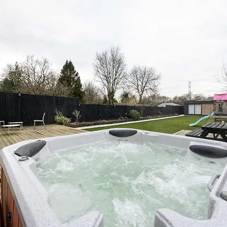 Сasa de vacaciones Stunning Family With Hot Tub In Worsley *
