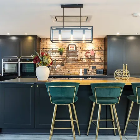 Сasa de vacaciones Stunning Family With Hot Tub In Worsley Mánchester