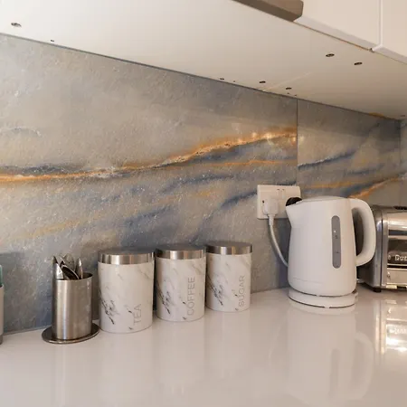 Warden Home-9 Guests-4 Bedrooms-near Etihad Stadium & Co-op Arena-100 - Near Train Station & Bus Station 펜션 맨체스터