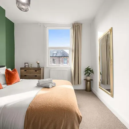 Luxury 5 Bed 10 Min To Airport Sleeps 14 Vakantiehuis *