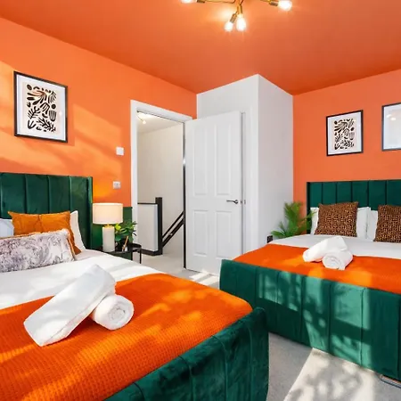 2 Bedroom House With 4 Beds, 3 Doubles & 1 Single - In Salford, 10 Mins Uber From Centre - Located In Salford Close To Old Trafford, United, Trafford Park, Salford Quays & More! With Garden & Parking - By Maevela بيت للعطل مانشستر