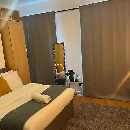 Stylish Private In Near Transport Links Манчестер