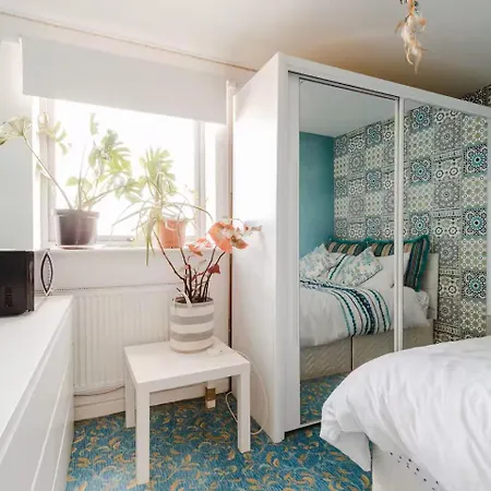 Kwatera prywatna Homely Near Center- Females Preferred