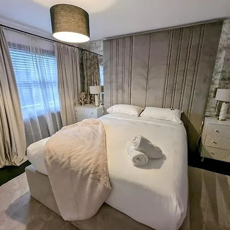 Casa de Férias Spacious 2 Bedroom House Sleeps 4 L On-street Parking L The Cosy Corner Nationwide *