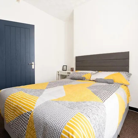 Semesterbostad Warden Home-9 Guests-4 Bedrooms-near Etihad Stadium & Co-op Arena - Near Train Station & Bus Station Manchester
