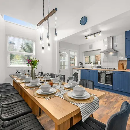 Luxury 5 Bed 10 Min To Airport Sleeps 14 Semesterbostad