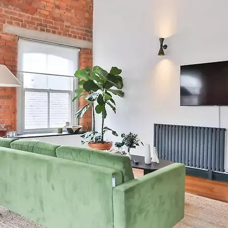 Holiday home Urban Stone's Throw From Attractions Manchester