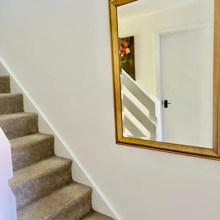 Stylish 4 Bedrome House - Free Parking Manchester