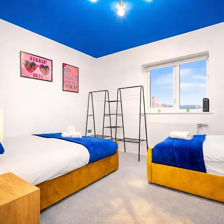 بيت للعطل 2 Bedroom House With 4 Beds, 3 Doubles & 1 Single - In Salford, 10 Mins Uber From Centre - Located In Salford Close To Old Trafford, United, Trafford Park, Salford Quays & More! With Garden & Parking - By Maevela *