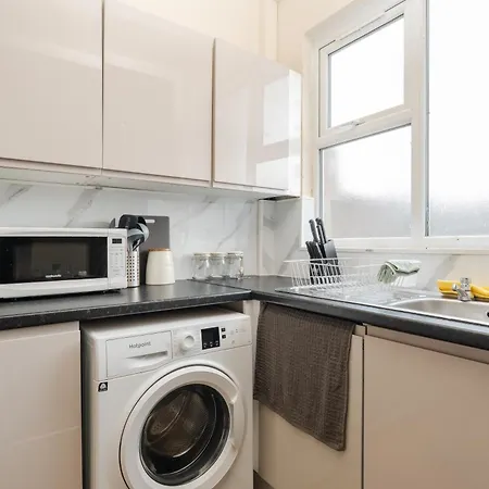 Spacious 4br Near Etihad - Free Parking - 5 Min Train Station Vakantiehuis Manchester