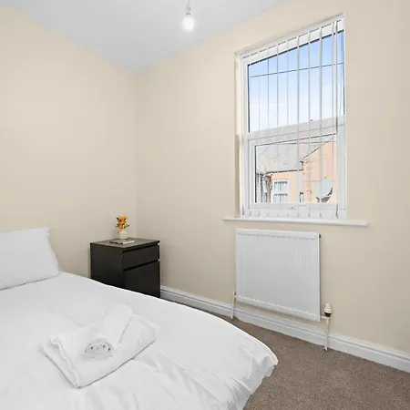 Semesterbostad Three Bedroom House By Brookland Serviced Short Lets With Free Wifi *