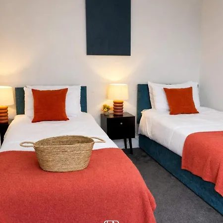 Сasa de vacaciones New Stylish 4br - Sleeps 9 - Parking