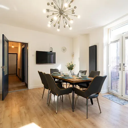 Warden Home-9 Guests-4 Bedrooms-near Etihad Stadium & Co-op Arena - Near Train Station & Bus Station *