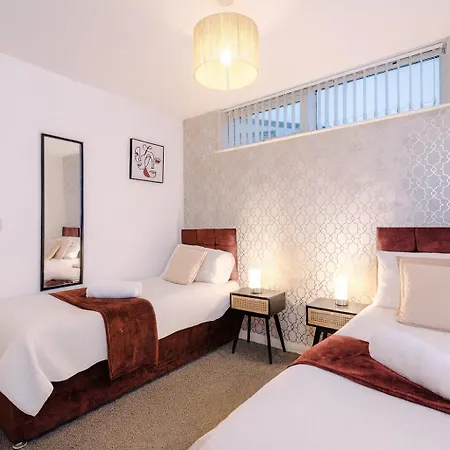 Group Stay, Sleeps 12, 3 Bathroom * Manchester