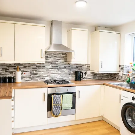 5-bed House M13 بيت للعطل مانشستر